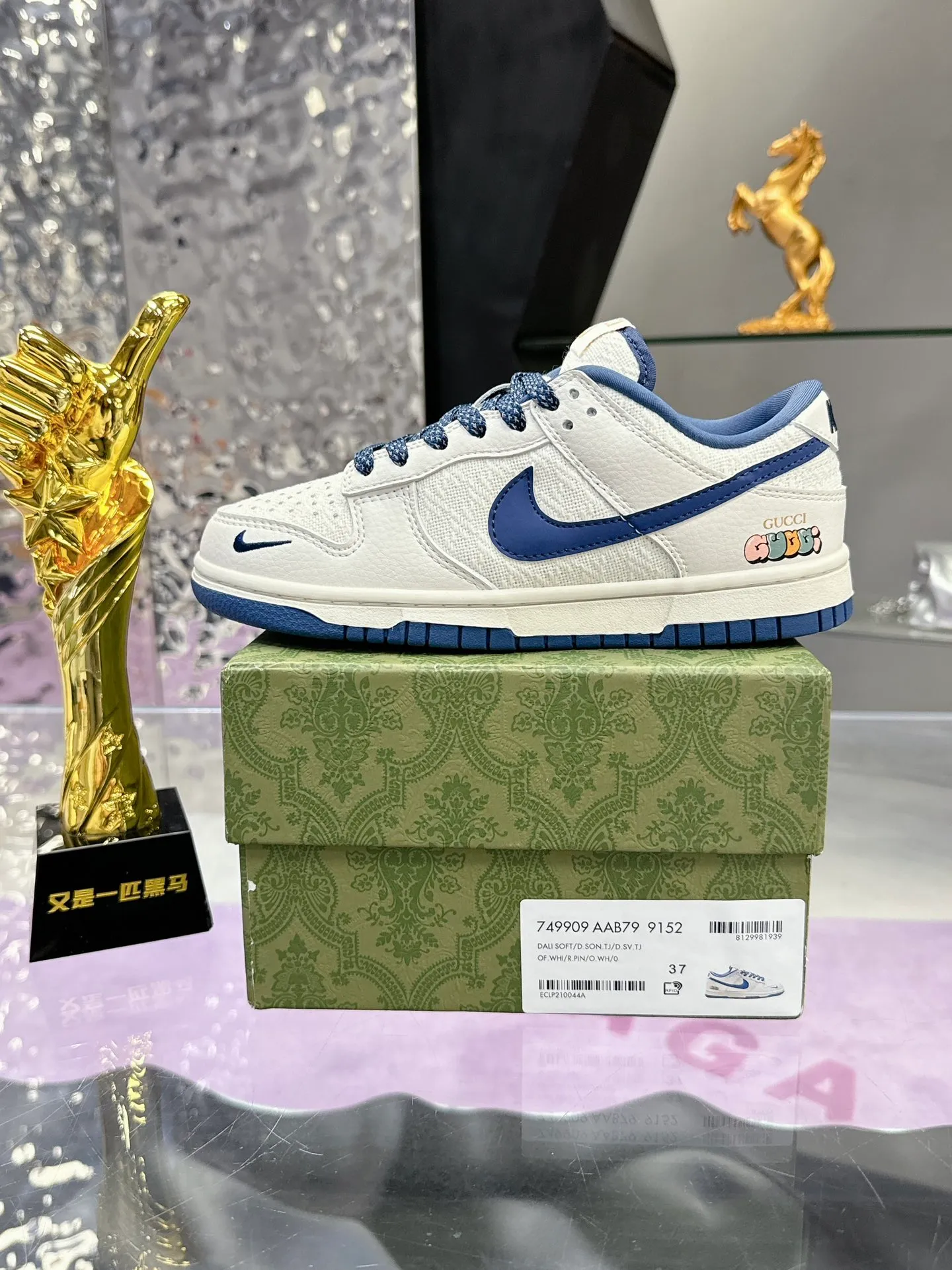 Men's shoes 💰580❤️❤️❤️ Gucci co-branded dunk Nike The latest official model 💓Gucci x Nike Dunk SB series 💓 Produced by Foshan Factory. The shoe body is made of off-white canvas as the main color, with an off-white leather frame overlay, making the shoe very versatile. The tongue is embroidered with yellow Gucci words, and the Swooshb on both sides of the shoe body The logo is embellished with sky blue, and the tongue is made of mesh material, which enhances breathability and is very versatile overall. The word Gucci on the lower side of the heel is decorated in 3D, the mini Nike Swoosh Logo on the side of the toe is embellished with sky blue embroidery, and the yellow Gucci brand name is printed on the heel to highlight the joint identity. Finally, an aged oxidized midsole and a blue outsole complete the overall design. Size: 35-45 Full set of Gucci packaging